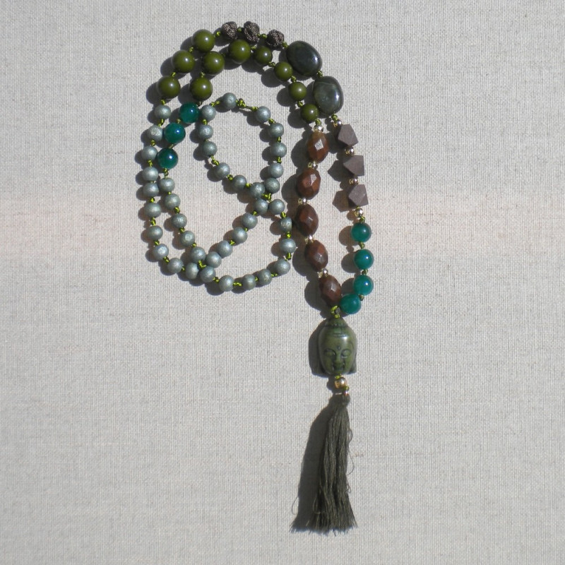 Collier Bouddha et pompon