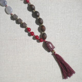 Collier Bouddha et pompon bordeaux