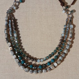 Collier 3 rangs tons gris et bleu