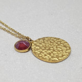 Collier médaille martelée et cristal Swarovski rouge