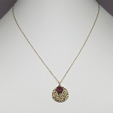 Collier médaille martelée et cristal Swarovski rouge