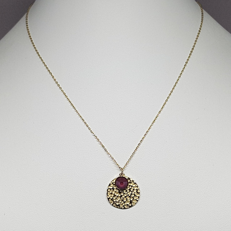 Collier médaille martelée et cristal Swarovski rouge