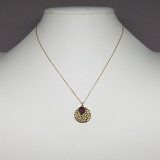 Collier médaille martelée et cristal Swarovski rouge