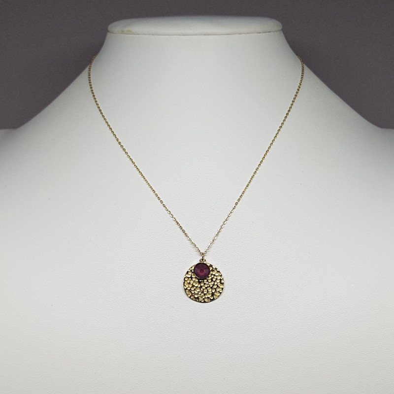 Collier médaille martelée et cristal Swarovski rouge
