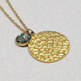 Collier médaille martelée et cristal Swarovski gris