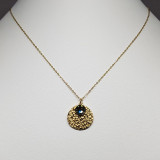 Collier médaille martelée et cristal Swarovski gris