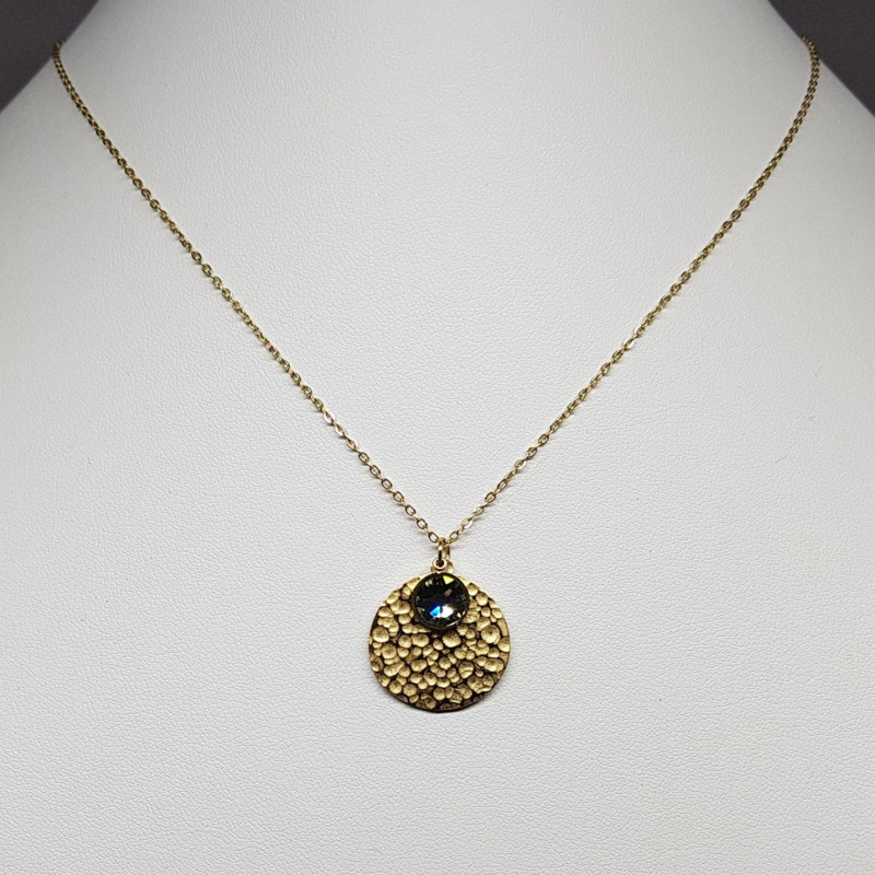 Collier médaille martelée et cristal Swarovski gris