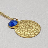 Collier médaille martelée et cristal Swarovski bleu