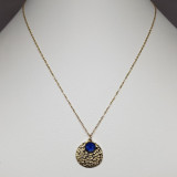 Collier médaille martelée et cristal Swarovski bleu