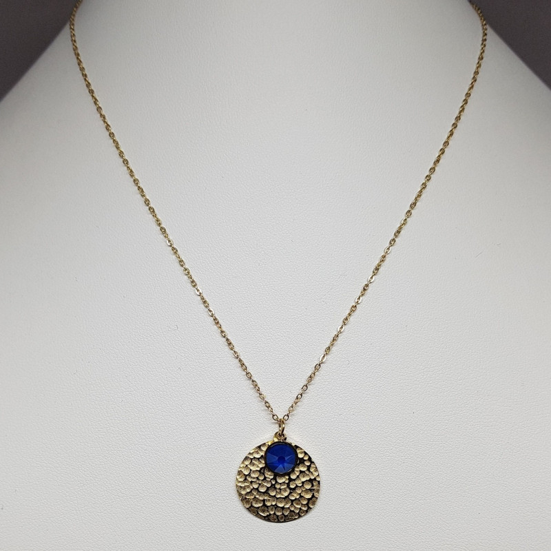 Collier médaille martelée et cristal Swarovski bleu