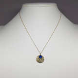 Collier médaille martelée et cristal Swarovski bleu