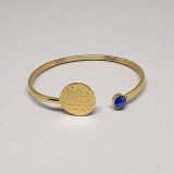 Collier médaille martelée et cristal Swarovski bleu