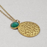 Collier médaille martelée et cristal Swarovski vert