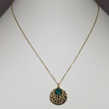 Collier médaille martelée et cristal Swarovski vert