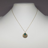 Collier médaille martelée et cristal Swarovski vert