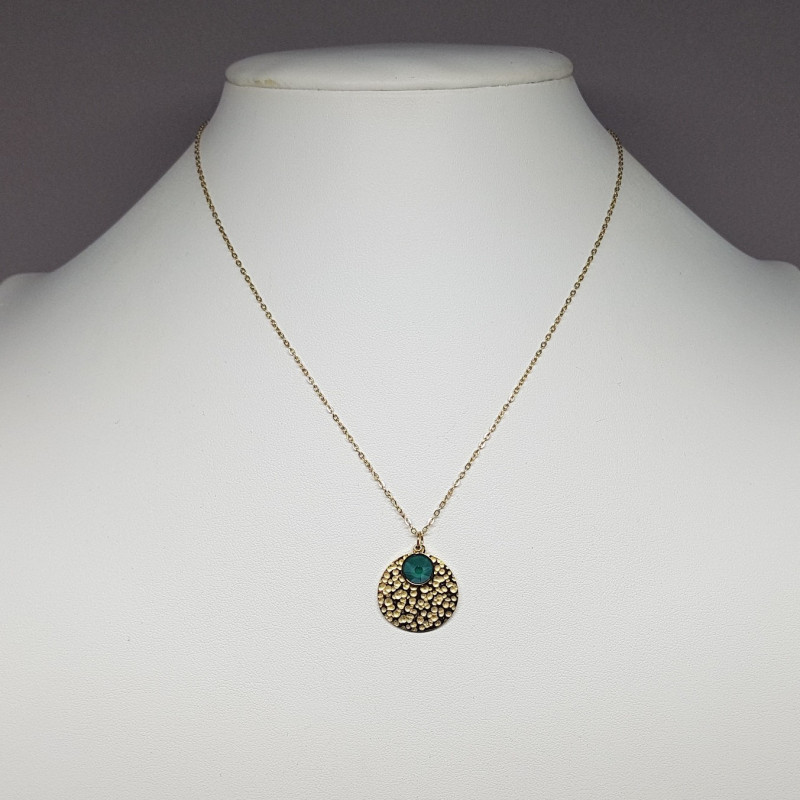 Collier médaille martelée et cristal Swarovski vert