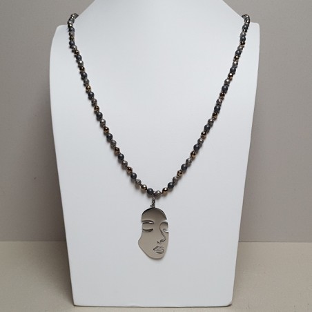 Collier perles gris et métal, pendentif visage