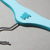 Cintre enfant vert d'eau, ourson turquoise