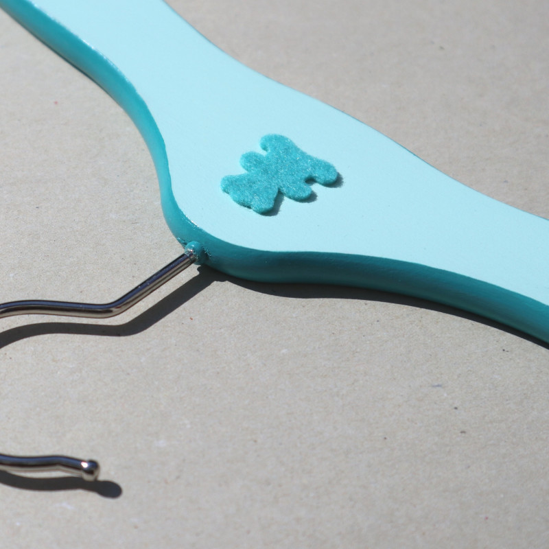 Cintre enfant vert d'eau, ourson turquoise