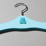 Cintre enfant vert d'eau, ourson turquoise