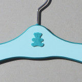 Cintre enfant vert d'eau, ourson turquoise