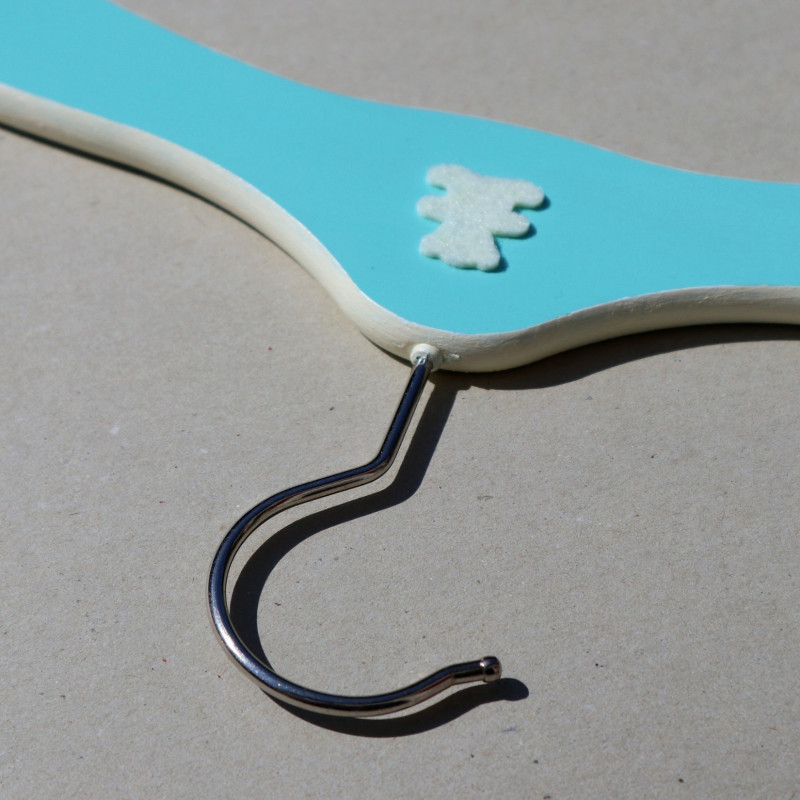 Cintre enfant turquoise, ourson crème