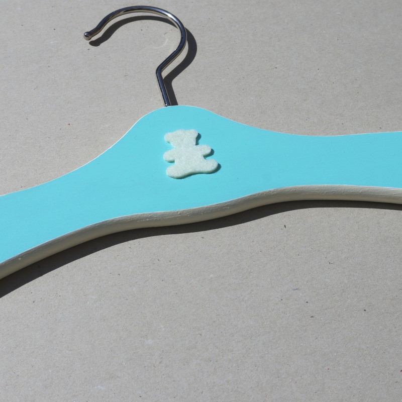 Cintre enfant turquoise, ourson crème
