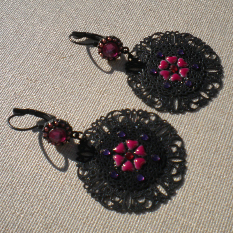 Rosace métal noir coeur violet