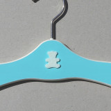 Cintre enfant turquoise, ourson crème