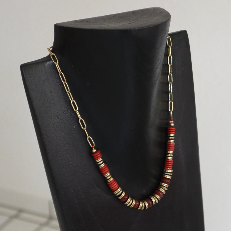 Collier tour de cou doré et Cornaline