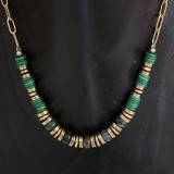 Collier tour de cou doré et Agates vertes