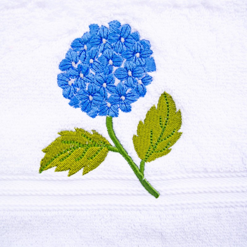 Serviette invités, brodée hortensia bleu