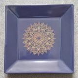 Vide-poches représentant un mandala doré sur fond bleu violet