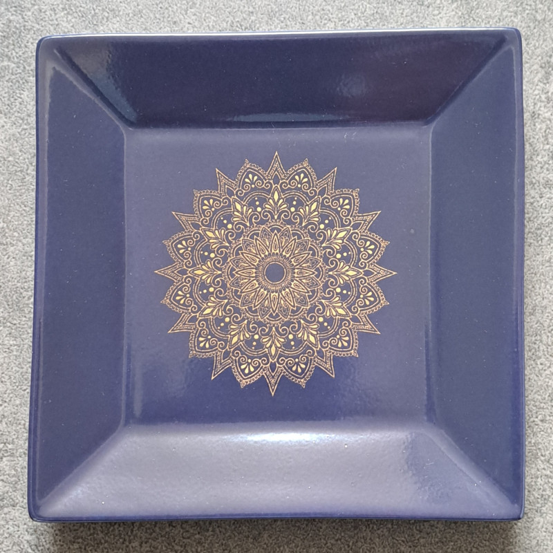 Vide-poches représentant un mandala doré sur fond bleu violet