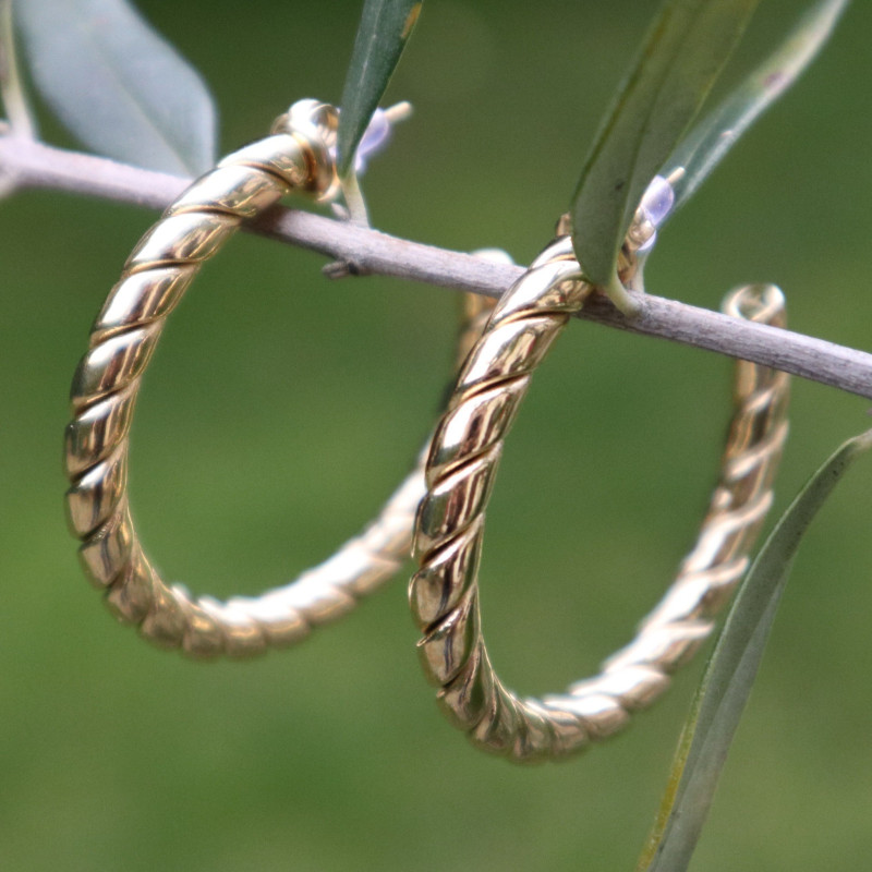 Boucles d'oreilles type créoles, dorées, oreilles percées