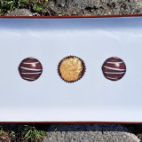 Plat à gâteau en porcelaine, décor chocolat