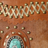 Sac bandoulière poils camel, tacheté, détail pierre
