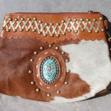 Sac bandoulière poils camel et blanc, détail pierre