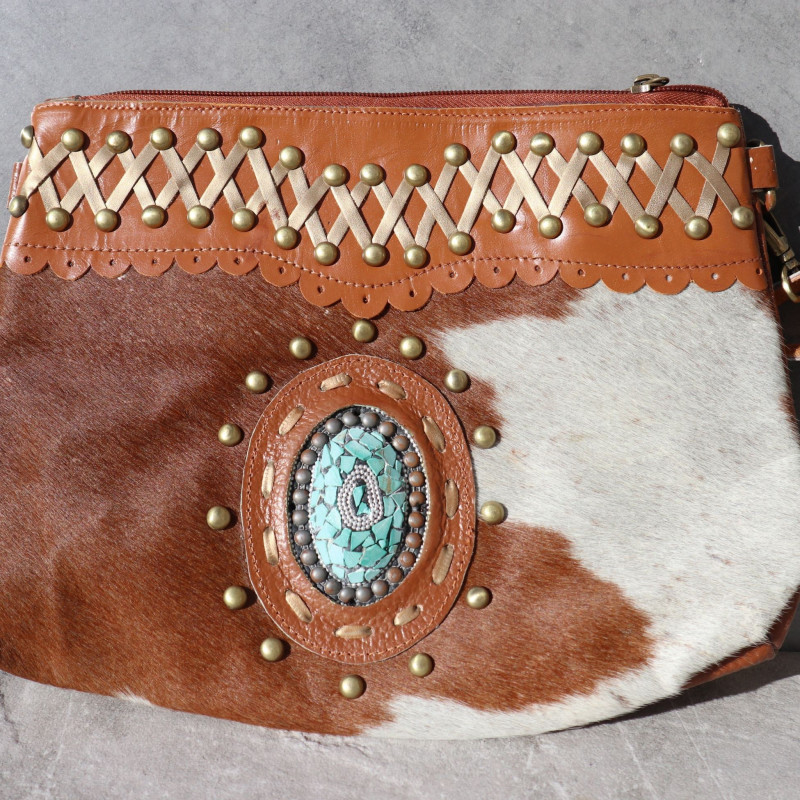 Sac bandoulière poils camel et blanc, détail pierre