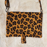 pochette en daim, impression léopard, moutarde