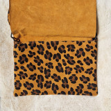 pochette en daim, impression léopard, moutarde