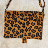pochette en daim, impression léopard, moutarde