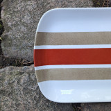 Plat à cake original et très design, rouge et beige