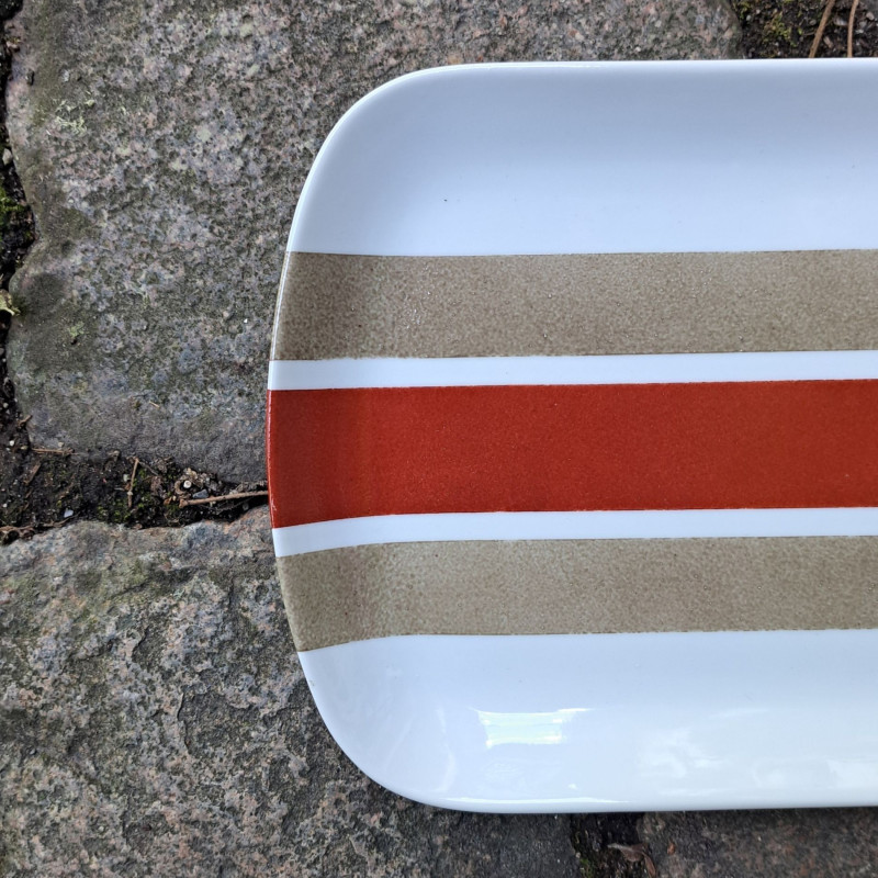 Plat à cake original et très design, rouge et beige