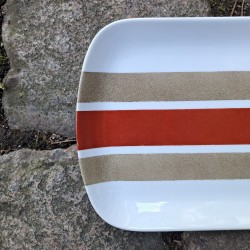 Plat cake rayures rouge et beige