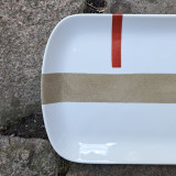 Plat à cake original et très design, rouge et beige