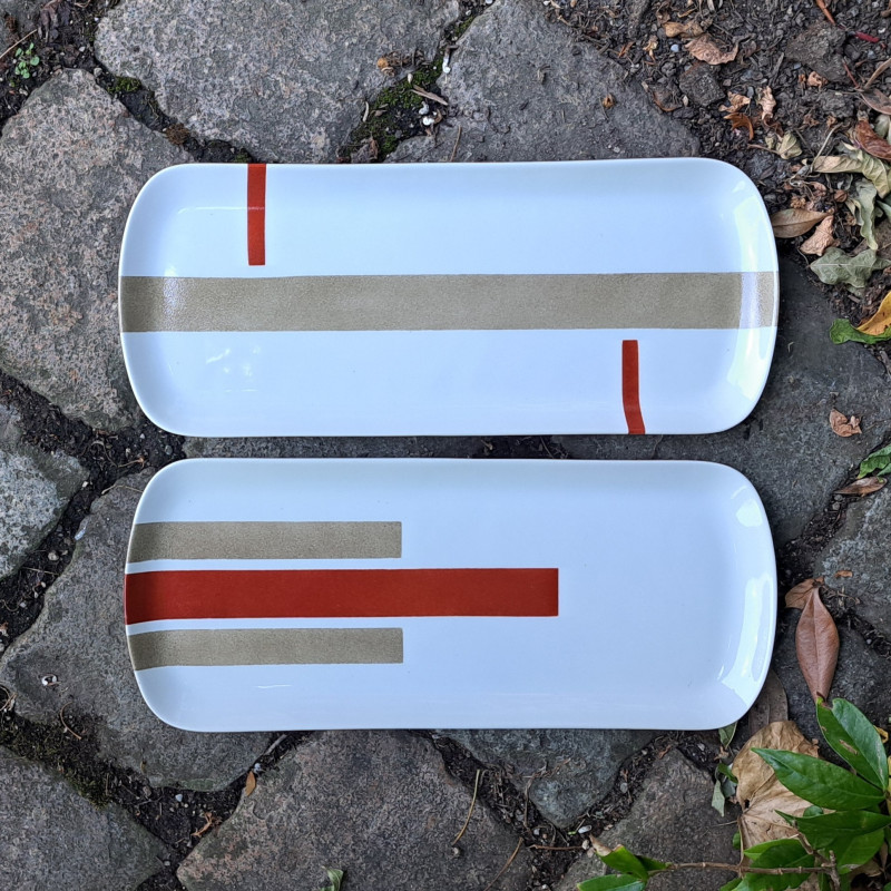 Plat à cake original et très design, rouge et beige