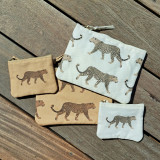 Double pochette en coton beige, motif guépard