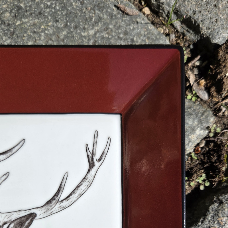 Vide-poches en porcelaine, décor cerf, rouge bordeaux et noir