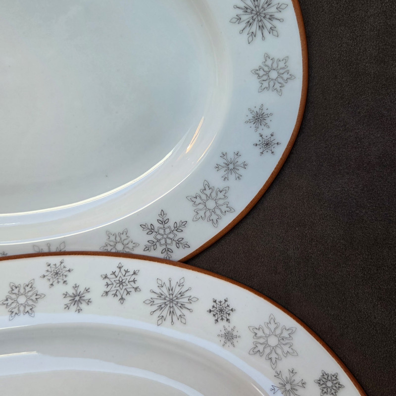 Plat ovale en porcelaine décoré de flocons